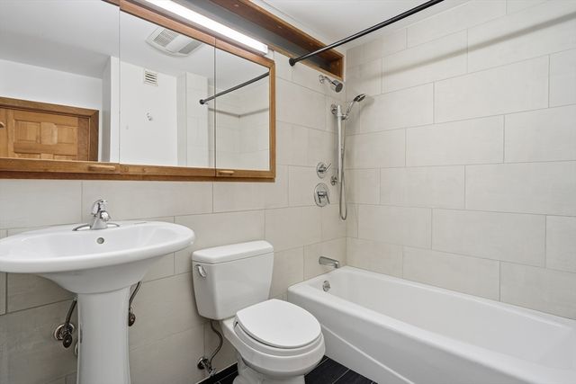 184 Rawson Rd 184, Brookline, MA 02445