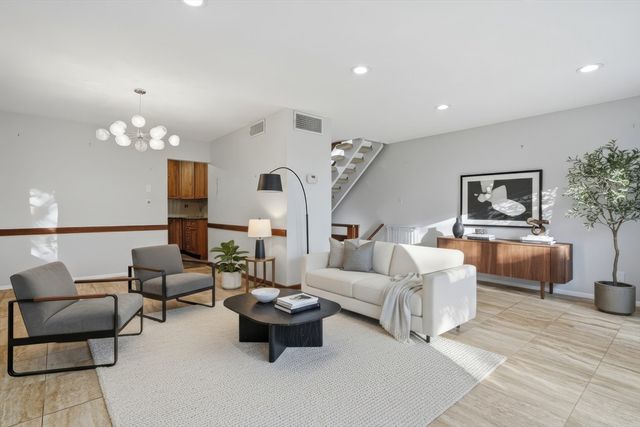 184 Rawson Rd 184, Brookline, MA 02445