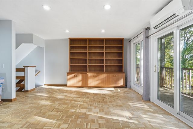 184 Rawson Rd 184, Brookline, MA 02445