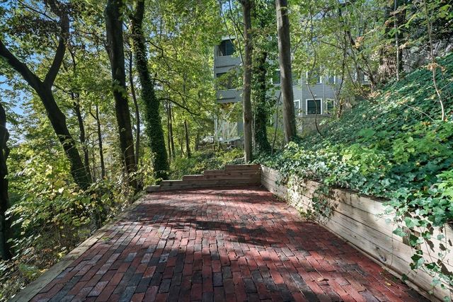 184 Rawson Rd 184, Brookline, MA 02445
