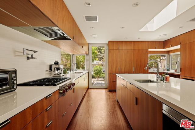 840 Leonard Road, Los Angeles, CA 90049