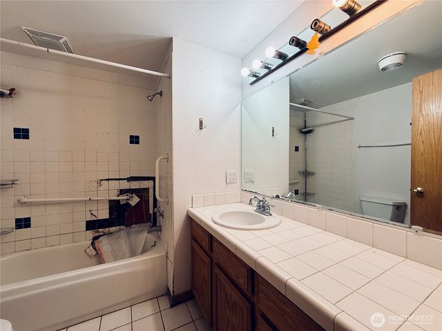2827 Ocean Beach Highway, Longview, WA 98632