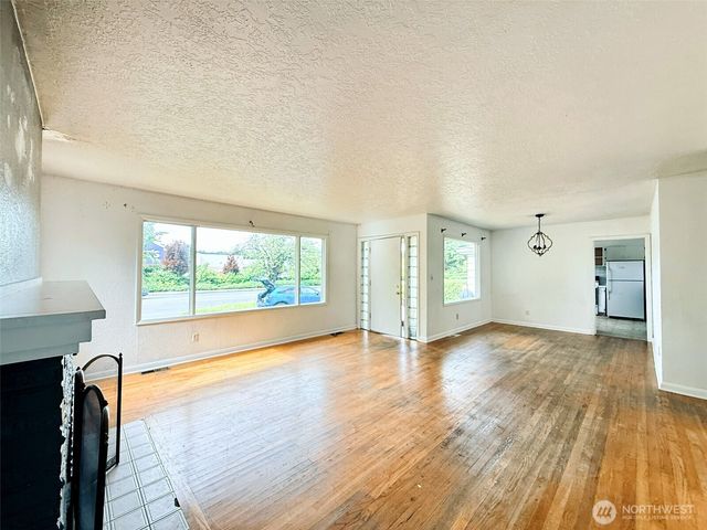 2827 Ocean Beach Highway, Longview, WA 98632