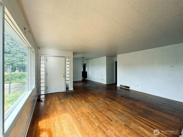 2827 Ocean Beach Highway, Longview, WA 98632