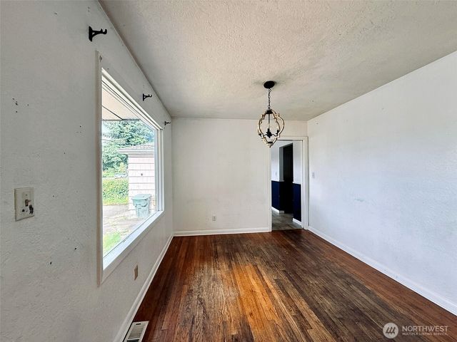 2827 Ocean Beach Highway, Longview, WA 98632