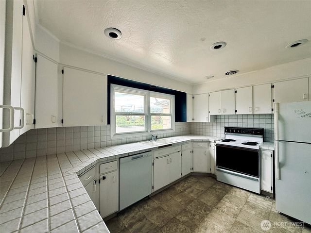 2827 Ocean Beach Highway, Longview, WA 98632