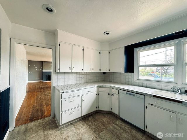 2827 Ocean Beach Highway, Longview, WA 98632