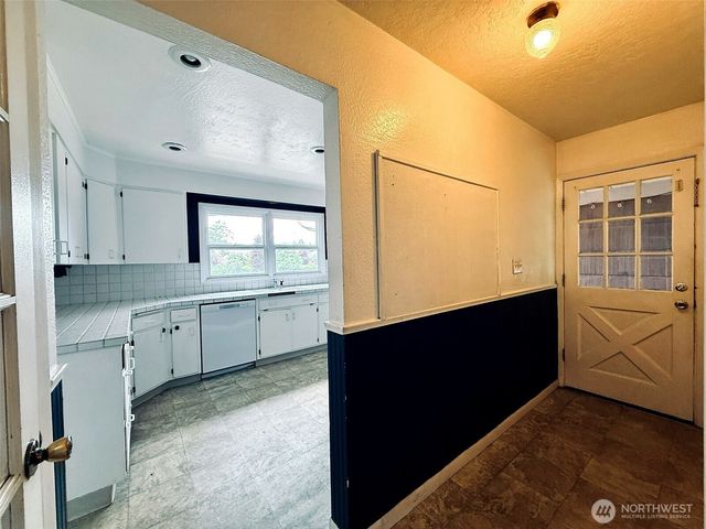 2827 Ocean Beach Highway, Longview, WA 98632