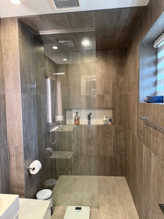 Image 15 of property listing at 1934 Belleview Avenue, Westchester, IL 60154