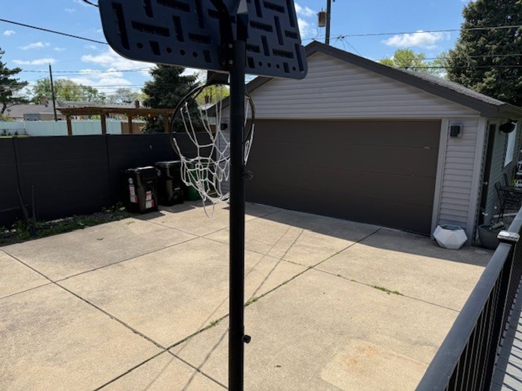 Image 22 of property listing at 1934 Belleview Avenue, Westchester, IL 60154