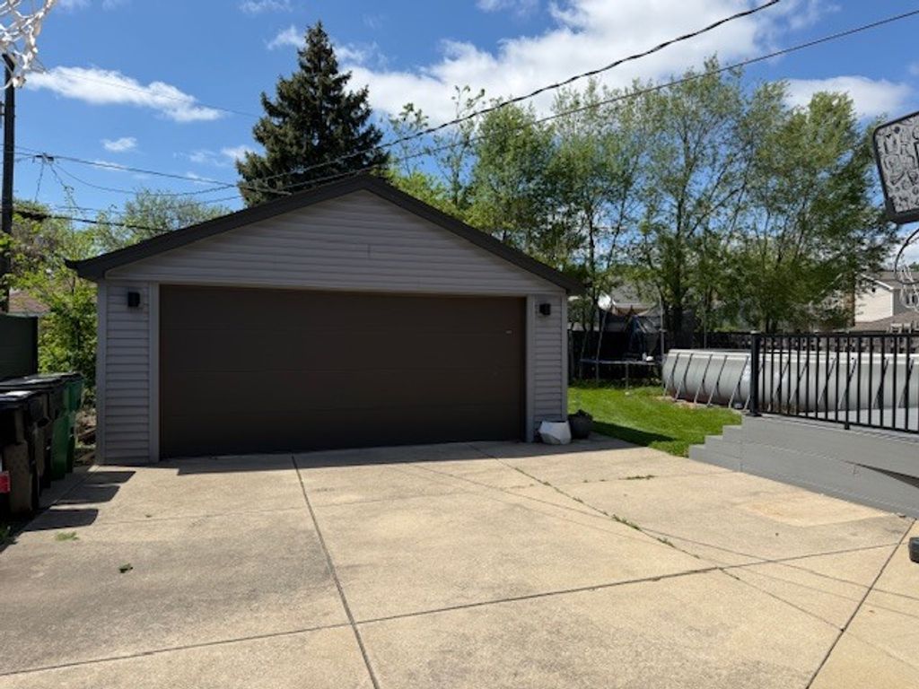 Image 23 of property listing at 1934 Belleview Avenue, Westchester, IL 60154