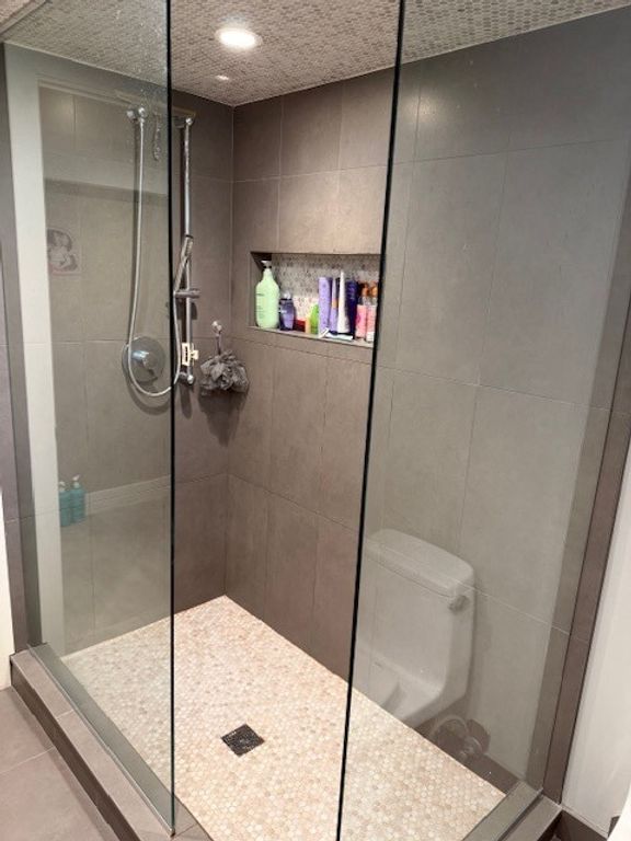 Image 9 of property listing at 1934 Belleview Avenue, Westchester, IL 60154