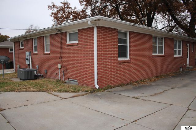 1010 S 39 Street S, Lincoln, NE 68510