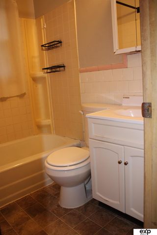 1010 S 39 Street S, Lincoln, NE 68510