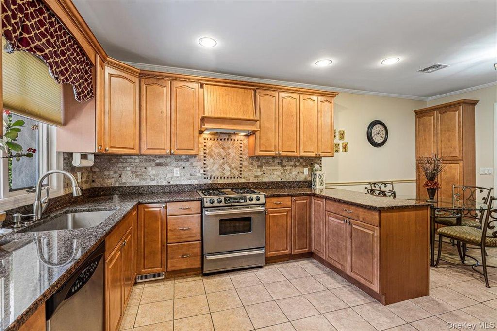 22 Clover Avenue, Floral Park, NY 11001 — photo 4