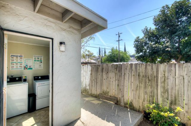 402 N Poplar Avenue, Fresno, CA 93701