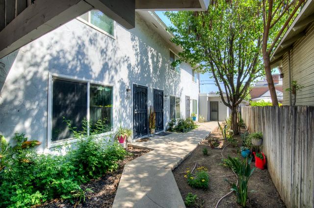 402 N Poplar Avenue, Fresno, CA 93701