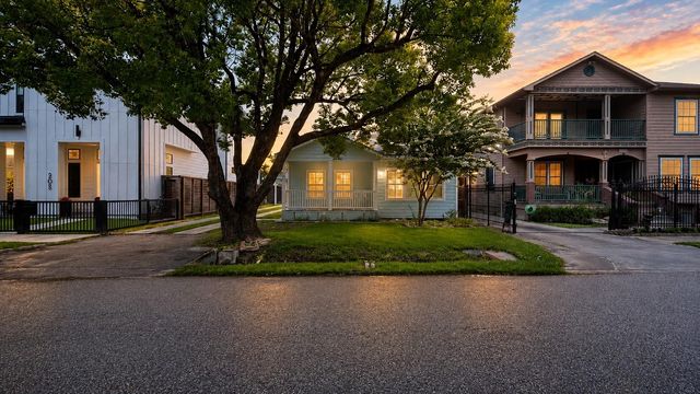 207 Tabor Street, Houston, TX 77009
