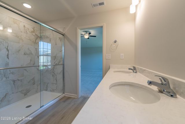 7817 Firescale Ct, Louisville, KY 40291