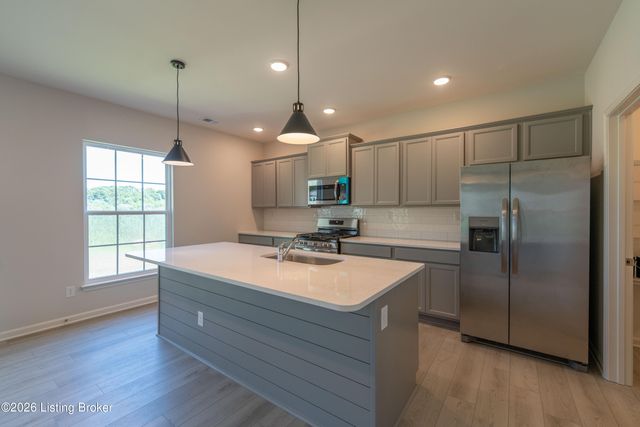 7817 Firescale Ct, Louisville, KY 40291