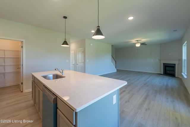 7817 Firescale Ct, Louisville, KY 40291