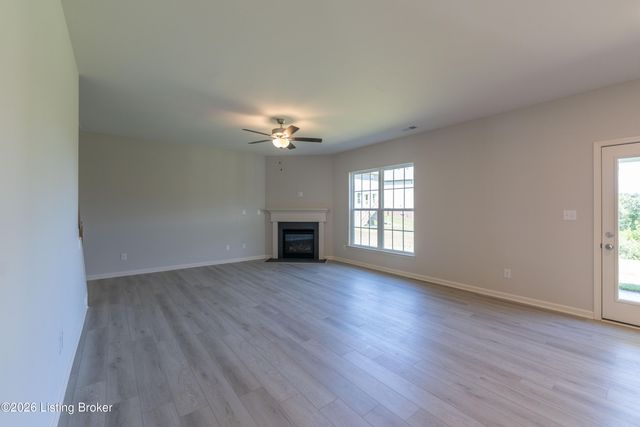 7817 Firescale Ct, Louisville, KY 40291