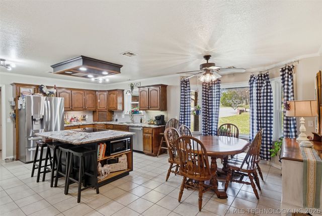 18818 E Bridgewater Place E, Owasso, OK 74055