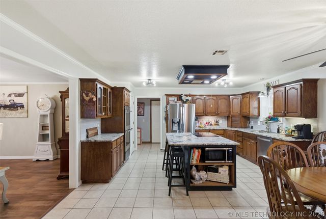 18818 E Bridgewater Place E, Owasso, OK 74055