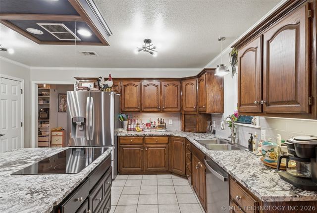 18818 E Bridgewater Place E, Owasso, OK 74055