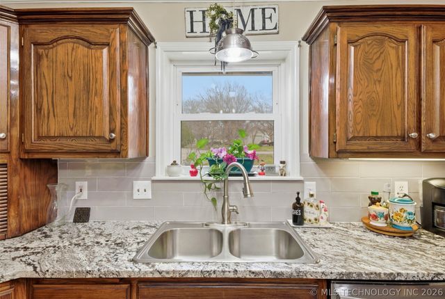 18818 E Bridgewater Place E, Owasso, OK 74055