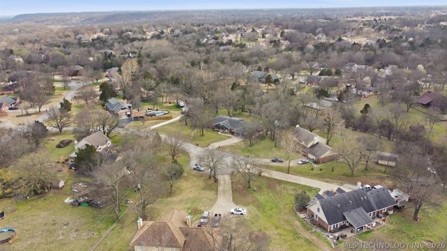 18818 E Bridgewater Place E, Owasso, OK 74055