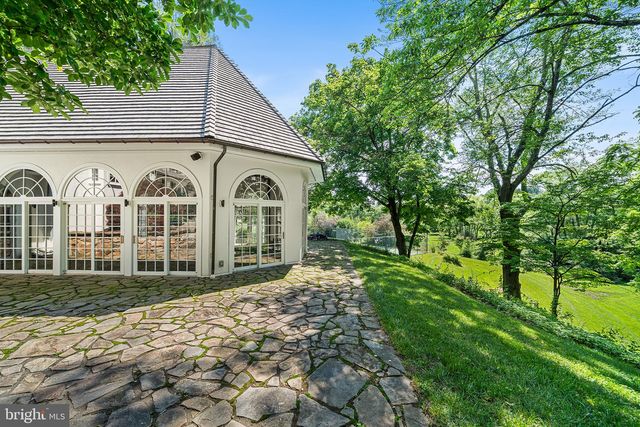 2490 WHITE HORSE RD, Berwyn, PA 19312
