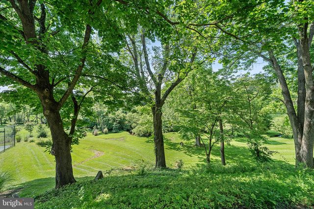 2490 WHITE HORSE RD, Berwyn, PA 19312