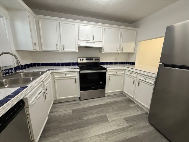 9440 Live Oak Pl 102, Davie, FL 33324