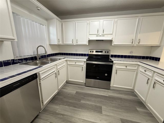9440 Live Oak Pl 102, Davie, FL 33324
