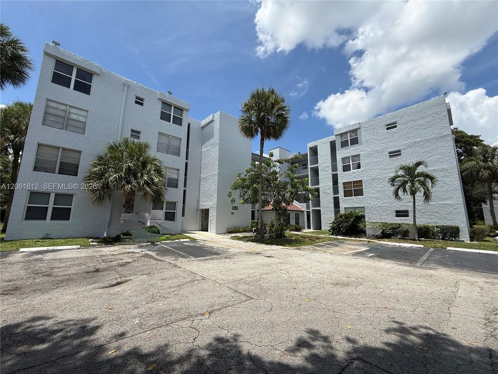 9440 Live Oak Pl 102, Davie, FL 33324