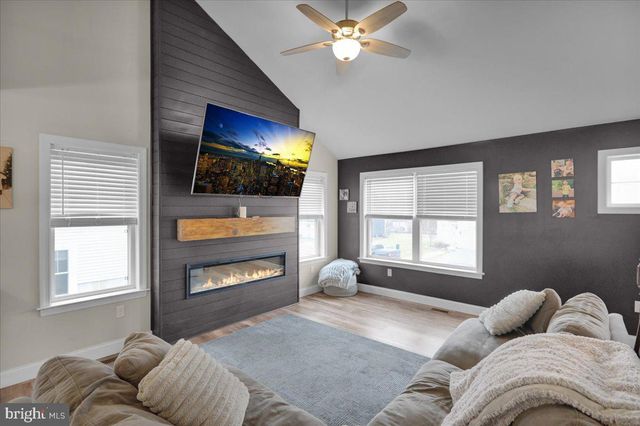 422 SMOKERING DR, Robesonia, PA 19551