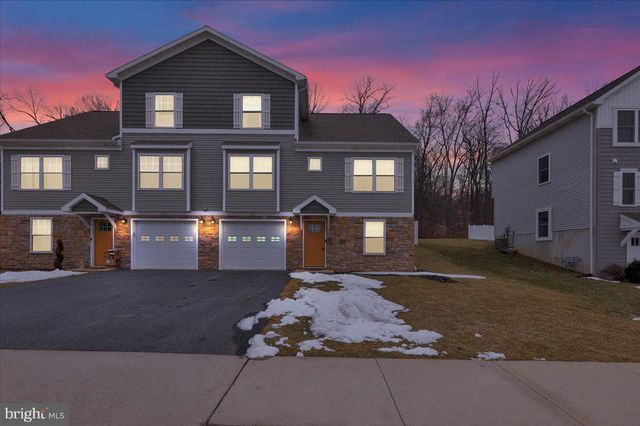 422 SMOKERING DR, Robesonia, PA 19551