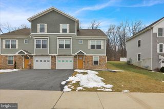422 SMOKERING DR, Robesonia, PA 19551