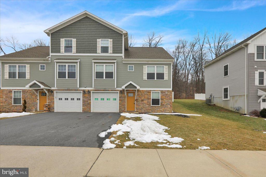 422 SMOKERING DR, Robesonia, PA 19551