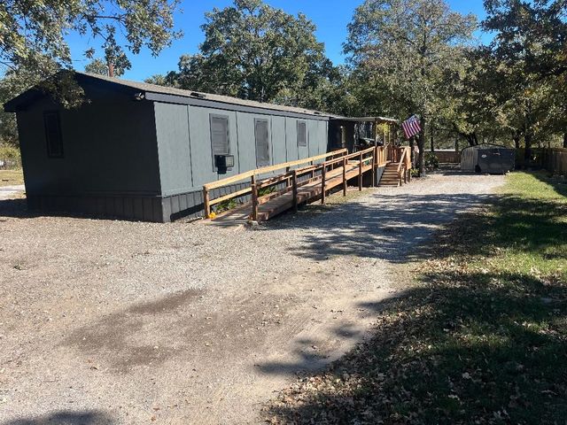 126 Briar Oaks Drive, Azle, TX 76020