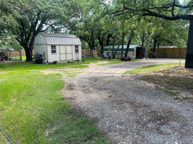 126 Briar Oaks Drive, Azle, TX 76020