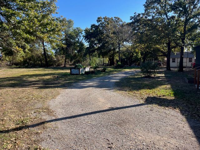 126 Briar Oaks Drive, Azle, TX 76020