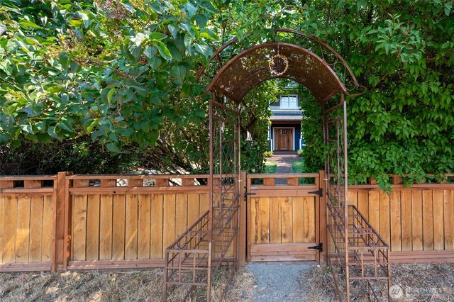 9556 Phinney Avenue N, Seattle, WA 98103