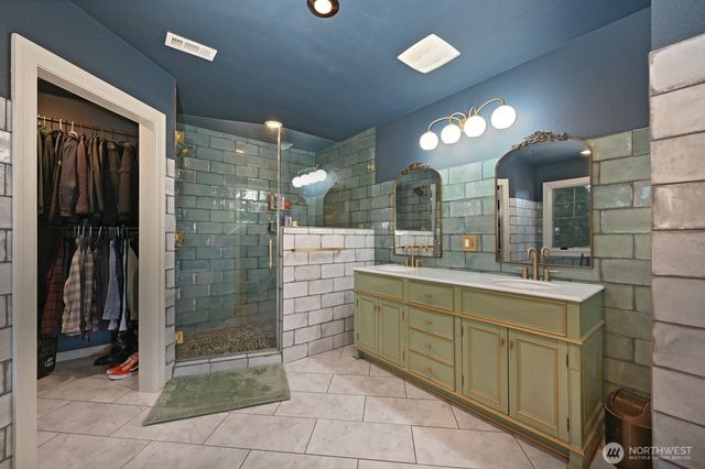 9556 Phinney Avenue N, Seattle, WA 98103