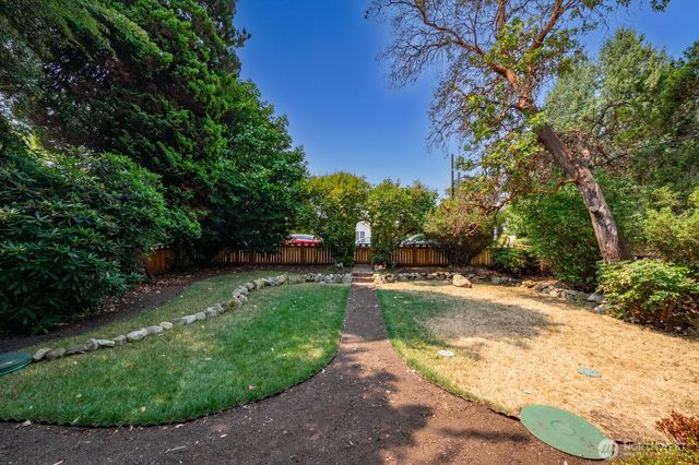 9556 Phinney Avenue N, Seattle, WA 98103