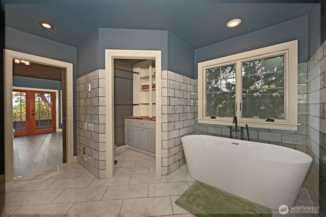 9556 Phinney Avenue N, Seattle, WA 98103