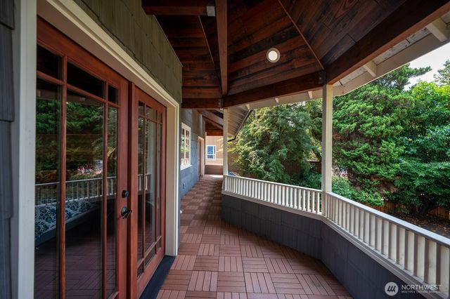 9556 Phinney Avenue N, Seattle, WA 98103