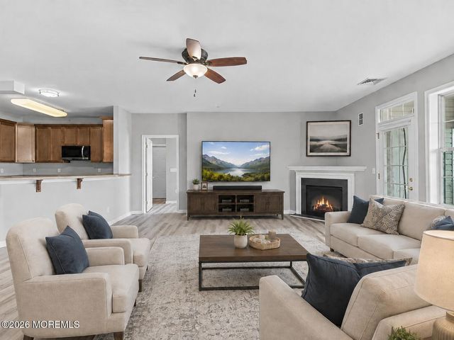 136 Mill Pond Way 22, Eatontown, NJ 07724