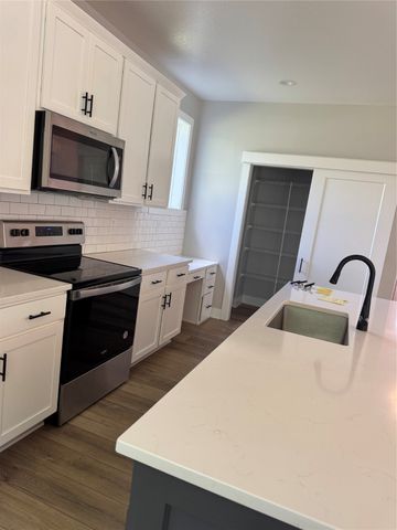 10009 Powell Avenue, Johnston, IA 50131